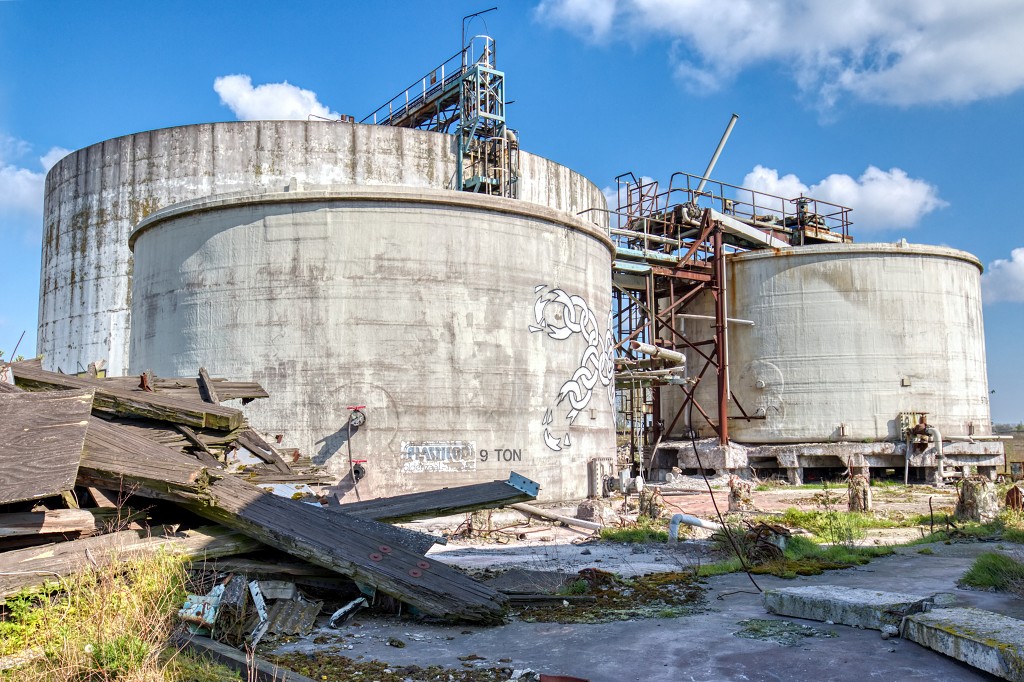HDR graffiti streetart art kunst factory usine fabriek urbex chemie chemical industry industrie lost abandoned abandonnee decay vervuild pollution vervuiling
